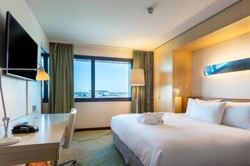 Полулюкс с правом посещения представительского лаунджа в Отеле Hilton Helsinki Airport